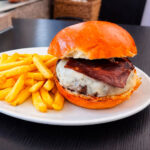 Hamburguesa la traviesa carne de vaca madurada 60 dias queso de Arzúa cecina y mayonesa de trufa